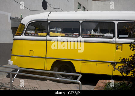 Camping-car jaune garée dans District IX Banque D'Images