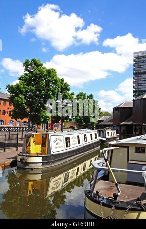 Narrowboats amarrés dans le bassin du canal, Coventry, West Midlands, England, UK, Europe de l'Ouest. Banque D'Images