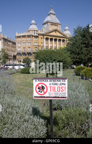 Avis d'avertissement ne pas marcher sur l'herbe de la place Deak Ferenc Banque D'Images