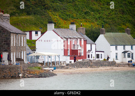 Porthdinllaen Beach, avec le front de Nefyn Morfa Ty Coch Pub situé sur le front de mer, le Pays de Galles, Royaume-Uni Banque D'Images