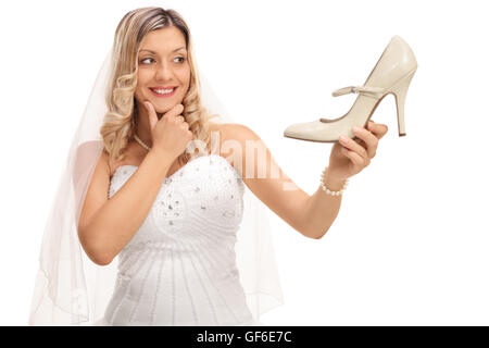 Jeune mariée le choix de chaussures pour son mariage isolé sur fond blanc Banque D'Images