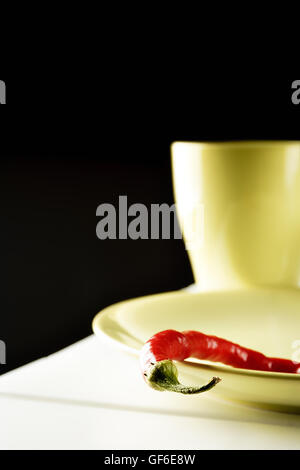 Poivron Rouge sur vert lave plus blanc en bois. Vertical image. Banque D'Images