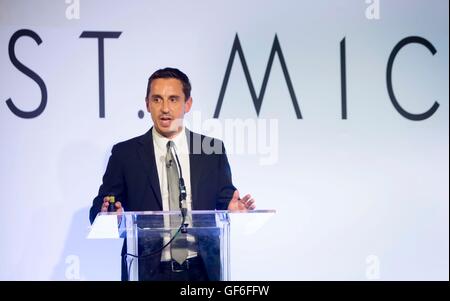 Ancienne Angleterre star Gary Neville dévoiler ses plans de plusieurs millions de livres pour la construction de deux nouveaux gratte-ciel dans le centre de Manchester abritant un hôtel 5 étoiles et des appartements de luxe, au cours d'une conférence de presse dans la ville. Banque D'Images