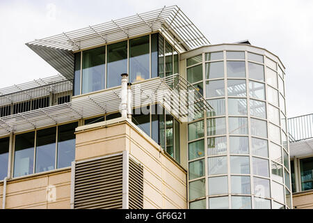 Goteborg, Suède - 25 juillet 2016 : des détails architecturaux d'un bâtiment de bureaux avec escalier vitré et projeter les bloqueurs de Sun Banque D'Images