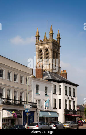 Royaume-uni, Angleterre, Devon, Honiton, High Street, la tour de l'église St Paul se lever au-dessus de bâtiments géorgiens Banque D'Images