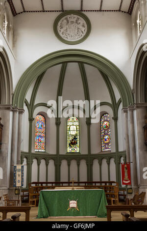 Royaume-uni, Angleterre, Devon, Honiton, High Street, St Paul's Church interior, armoiries royales au-dessus de l'abside Banque D'Images