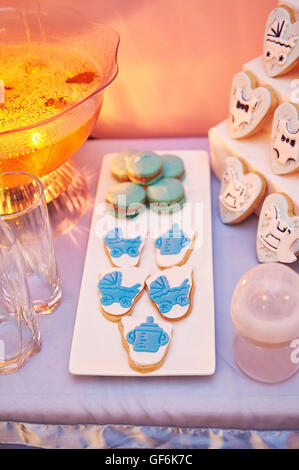 Sweet table avec des cookies et un verre dans une fête Banque D'Images