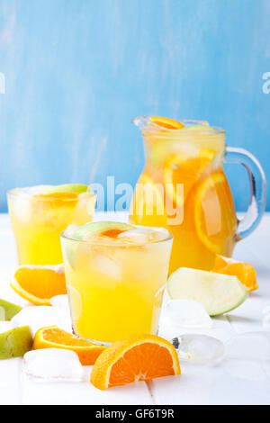 Sangria estivale rafraîchissante, limonade à l'orange et Apple sur la table en bois. Selective focus Banque D'Images