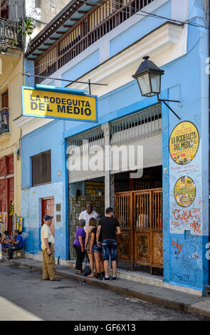 La Bodeguita del Medio dans la vieille Havane (Habana Vieja), La Havane, Cuba - un célèbre bar fréquenté par Ernest Hemingway Banque D'Images