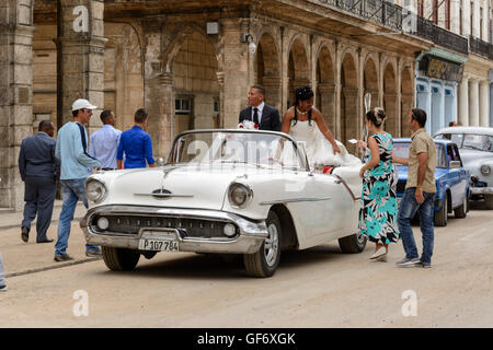 Les jeunes mariés célébrer leur mariage avec une visite de La Havane en un open top classic car, Paseo de Marti (Prado), La Vieille Havane, Cuba Banque D'Images