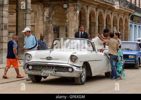 Les jeunes mariés célébrer leur mariage avec une visite de La Havane en un open top classic car, Paseo de Marti (Prado), La Vieille Havane, Cuba Banque D'Images