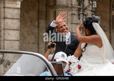 Les jeunes mariés célébrer leur mariage avec une visite de La Havane en un open top classic car, Paseo de Marti (Prado), La Vieille Havane, Cuba Banque D'Images