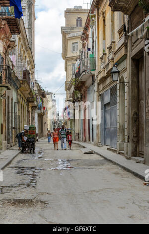 Scène de rue dans la vieille ville de La Havane (La Habana Vieja), Cuba Banque D'Images