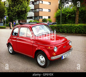 Emblématique rouge italien Fiat 500 mini car vintage Banque D'Images