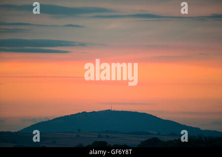 Coucher de soleil sur la colline de Wrekin Banque Nordy fort dans le Shropshire, England, UK. Banque D'Images