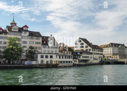 Zurich, Suisse - le 22 août 2010 : maisons traditionnelles sur le quai de la rivière Limmat, dans la ville historique de centre-ville de Zurich Banque D'Images