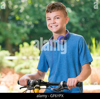 Teen boy with bike Banque D'Images