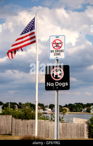 'Pas de drone zone' et 'Pas de chien' dans quartier résidentiel de Boston, Massachusetts, USA Banque D'Images