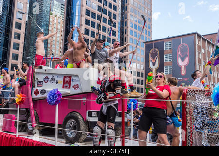 Toronto, CA - 3 juillet 2016 : Les participants à la parade de la fierté gaie de Toronto 2016 Banque D'Images