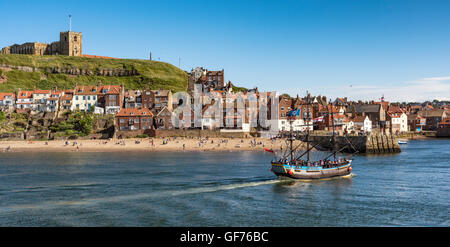 Plaisir cruisers à Whitby Harbour Banque D'Images