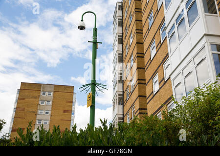 Caméras de surveillance à l'extérieur d'une haute tour en bloc, Soilhull KIngshurst, West Midlands. Banque D'Images