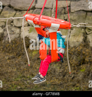 Exercice de formation- enfant sur une ceinture de sauvetage avec un conservateur de vie à l'Assemblée annuelle de Seaman's Festival, Reykjavik, Islande Banque D'Images