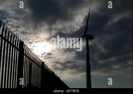 Éolienne urbaine en silhouette contre le ciel d'orage Banque D'Images