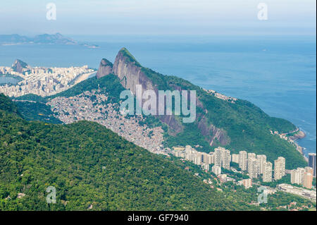 Paysage panoramique vue sur l'horizon des deux frères de la montagne randonnée populaire destination de Pedra Bonita à Rio au Brésil Banque D'Images