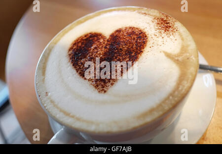 Coeur chocolat cappuccino en verre Banque D'Images