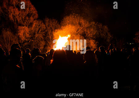 Breamore, UK. Foule de regarder un feu de brûler des feux d'artifice la nuit. Banque D'Images