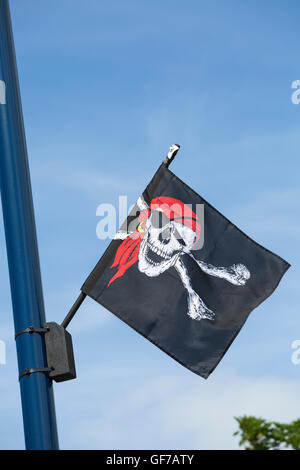 Drapeau pirate Jolly Roger dans le vent à Swanage en Juillet Banque D'Images