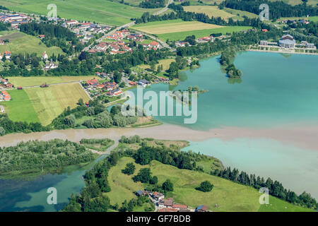 L'eau de sable,Forggensee de rivière Lech se jette dans l'eau bleu du lac Forggensee, salle des fêtes (Festspielhaus) au bord du lac Banque D'Images