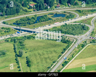 La plus proche intersection, les autoroutes traversant, vue aérienne, Füssen, en Bavière, Allemagne Banque D'Images