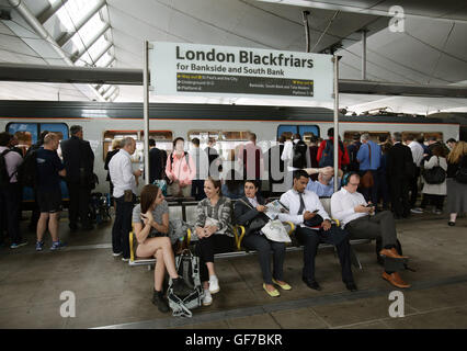 Les navetteurs en attente sur une plate-forme à la gare de Blackfriars, à Londres, au cours de la soirée, l'heure de pointe comme Ministère des Transports chiffres montrent que la station a le plus fort pourcentage de passagers au-dessus de la qualité officielle pour leur service hors de toutes les grandes gares de la capitale à 14 % dans l'heure de pointe du matin. Banque D'Images