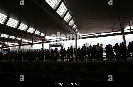 Les navetteurs en attente sur une plate-forme à la gare de Blackfriars, à Londres, au cours de la soirée, l'heure de pointe comme Ministère des Transports chiffres montrent que la station a le plus fort pourcentage de passagers au-dessus de la qualité officielle pour leur service hors de toutes les grandes gares de la capitale à 14 % dans l'heure de pointe du matin. Banque D'Images