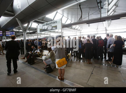 Les navetteurs en attente sur une plate-forme à la gare de Blackfriars, à Londres, au cours de la soirée, l'heure de pointe comme Ministère des Transports chiffres montrent que la station a le plus fort pourcentage de passagers au-dessus de la qualité officielle pour leur service hors de toutes les grandes gares de la capitale à 14 % dans l'heure de pointe du matin. Banque D'Images