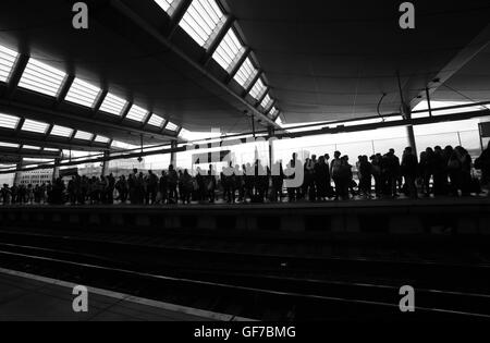 Les navetteurs attendant sur une plate-forme à la gare de Blackfriars, Londres, pendant l'heure de pointe du soir, comme le ministère des transports montre que la station a le plus haut pourcentage de passagers au-dessus de la capacité officielle pour leur service à partir de toutes les principales gares de la capitale à 14% dans le pic du matin. Banque D'Images