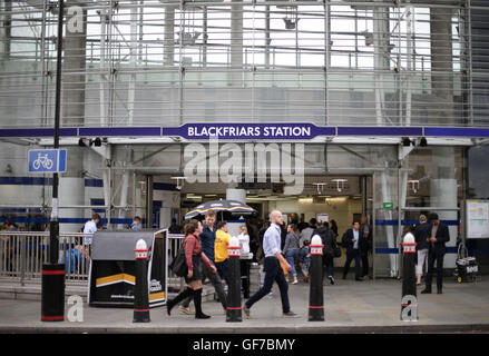 Une vue générale de l'entrée nord de la gare de Blackfriars, Londres, car les chiffres du ministère des transports montrent que la station a le plus haut pourcentage de passagers au-dessus de la capacité officielle de leur service à partir de toutes les principales gares de la capitale à 14% dans le pic du matin. Banque D'Images