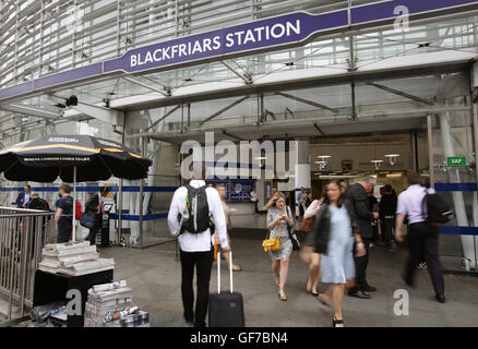 Une vue générale de l'entrée nord de la gare de Blackfriars, Londres, comme les chiffres du ministère des Transports montrent que la station a le plus haut pourcentage de passagers au-dessus de la capacité officielle de leur service à partir de toutes les principales gares de la capitale à 14% dans le pic du matin. Banque D'Images