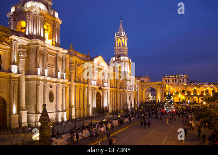 Basilique-cathédrale d'Arequipa située dans la Plaza de Armas, Arequipa, Pérou, Amérique du Sud Banque D'Images