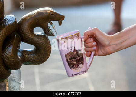 Tasse à boire à Snake Spring, eau de source minérale, Karlovy Vary spa colonnade Bohemia République tchèque Wells Banque D'Images