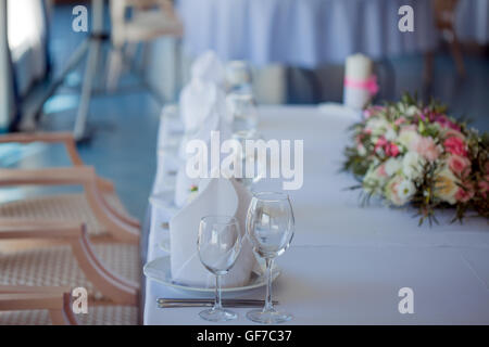 Banquet de mariage, petit restaurant de style maritime, tables rondes Banque D'Images