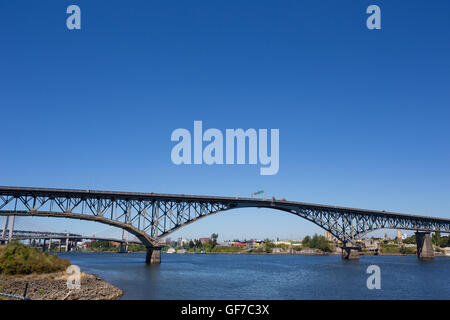 PORTLAND, OR - Juillet 27, 2016 : l'île de Ross Bridge vu depuis le quartier du front de mer du Sud à Portland en Oregon. Banque D'Images