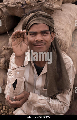 L'homme indien au marché de Vrindavan, Uttar Pradesh, Inde Banque D'Images
