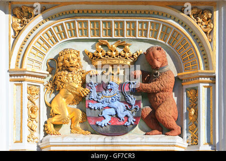 Blason de la ville de Bruges sur la façade de l'ancien greffe civil (1534-1537) à Bruges, Belgique Banque D'Images