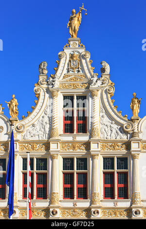 Close-up d'une dame aux yeux bandés la Justice (Justitia) sur le dessus de l'ancien greffe civil (1534-1537) à Bruges, Belgique Banque D'Images