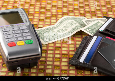 Terminal mobile de paiement et votre portefeuille avec des billets en euros le tableau moderne Banque D'Images
