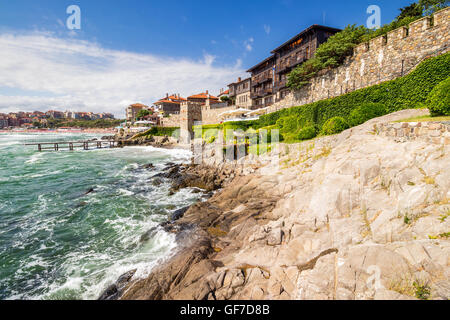 SOZOPOL - 9 août : Vieille Ville remblai sur le 9 août 2015 à Sozopol, Bulgarie.L'ancienne ville européenne Sozopol sur un rivage rocailleux n Banque D'Images