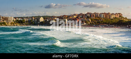 Soirée tempête vagues avant près de la rive de l'ancienne ville de Sozopol en été Banque D'Images