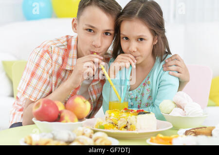 Happy children with cake Banque D'Images